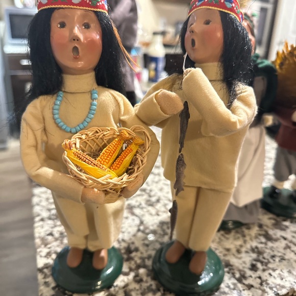 6 Buyers Choice Thanksgiving Carolers! 2 pilgrim adults & kids,2 Native American - Picture 3 of 5